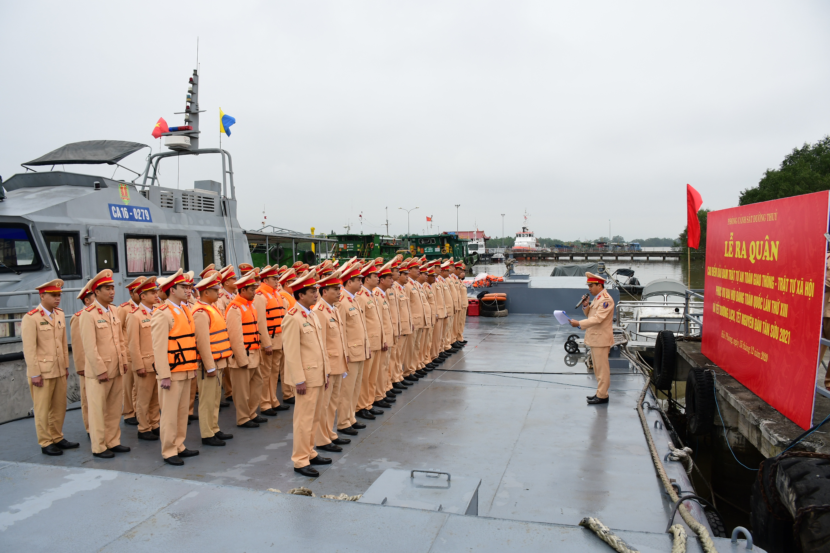 Phòng Cảnh sát đường thủy ra quân cao điểm bảo đảm trật tự, an toàn giao thông